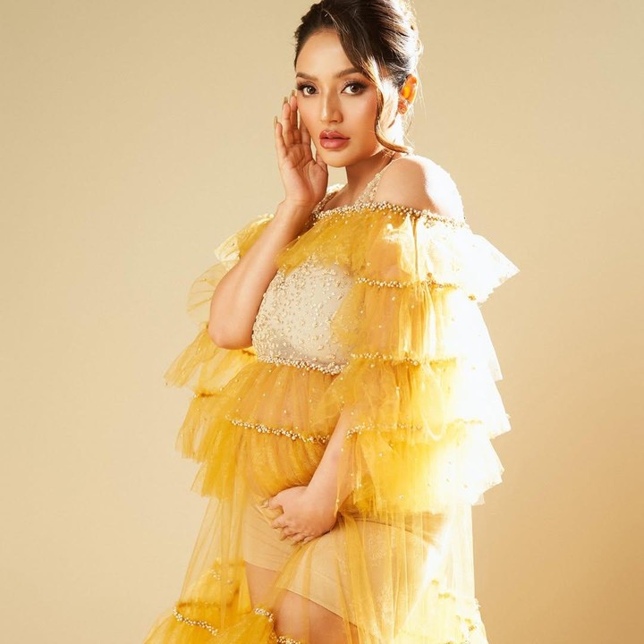 <p>Penyanyi dangdut Siti Badriah sedang menanti kelahiran anak keduanya. Belum lama ini, Siti curhat tentang <em>body shaming</em> yang dialaminya selama hamil. Warna kulit Siti yang berubah saat hamil kerap dibanding-bandingkan dengan Bunda lainnya. Siti sempat <em>insecure</em> dengan komentar tersebut. Namun, semua itu bisa diatasinya berkat dukungan sang suami. (Foto: Instagram @sitibadriahh)</p>