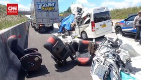 VIDEO: 3 Tewas Saat Minibus Tabrak Truk di Tol Cisumdawu