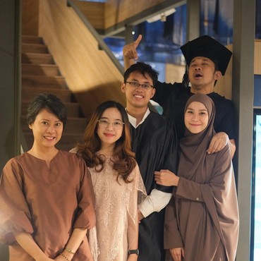 Sosok Mantan Istri Hanung Bramantyo Hadiri Wisuda Anak bareng Zaskia Adya Mecca