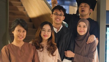 Sosok Mantan Istri Hanung Bramantyo Hadiri Wisuda Anak bareng Zaskia Adya Mecca