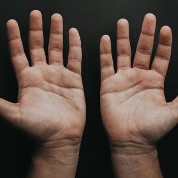 4 Bentuk Garis Tangan Ternyata Bongkar Rahasia Cinta Kamu, Siap-siap Kaget!