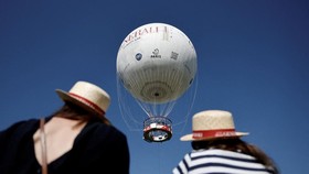 FOTO: Balon Pemantau Pemanasan Global Kembali Mengudara di Paris