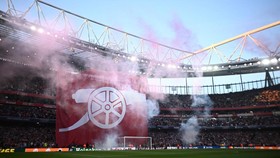 Tifo Arsenal saat Lawan PSG Jadi Ejekan, Dianggap Tirai Kamar Mandi
