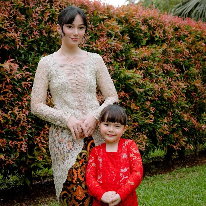 <p>Gaya <em>parenting</em> Asmirandah ini lantas langsung menuai banyak pujian dari netizen. Tidak sedikit dari mereka yang sepaham dengan Bunda satu anak ini dan menyebut Asmirandah sangat menginspirasi. (Foto: Instagram: @asmirandah89)</p>