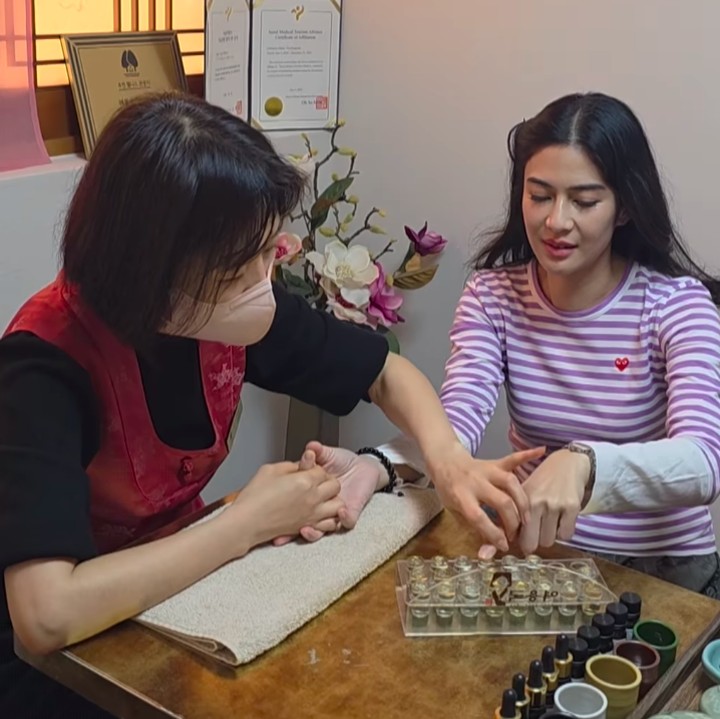 <p>Beberapa waktu lalu, Dian Sastrowardoyo menyempatkan waktu untuk berlibur ke Korea, Bunda. Ia pun mampir ke Yeo Yong Guk di daerah Gangnam dan mencoba sebuah pengalaman baru. (Foto: Instagram: @therealdisastr)</p>