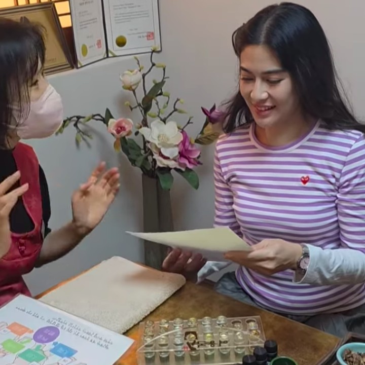 <p>Dari hasil tes, dijelaskan bahwa tipe tubuh Dian adalah tipe lemah karena ketika kekuatan fisiknya menurun, sistem pencernaannya pun juga ikut melemah. Ia mungkin akan mengalami gangguan selera makan dan tidak bisa mencerna makanannya, atau ia menjadi mudah lapar karena terlalu banyak asam lambung. (Foto: Instagram: @therealdisastr)</p>