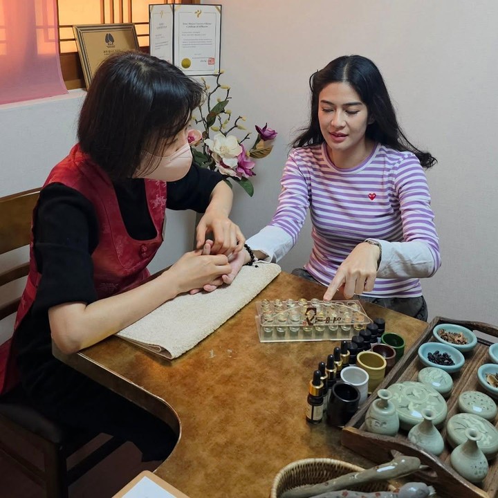 <p>Di sini, Dian melakukan tes O-Ring untuk mengetahui tipe tubuh yang ia miliki. Melalui unggahan yang dibagikan, Dian perlu meletakkan jari telunjuk di sebuah alat sedangkan telunjuknya yang lain ditempelkan ke ibu jari hingga membentuk 'O'. (Foto: Instagram: @therealdisastr)</p>