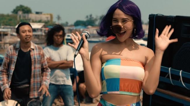 Sinopsis Mendadak Dangdut tentang seorang penyanyi pop kabur ke desa dan menyamar sebagai penyanyi dangdut karena konflik di kota.