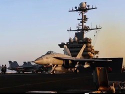 Terjadi Lagi, Jet Tempur AS Jatuh dari Kapal Induk di Laut Merah