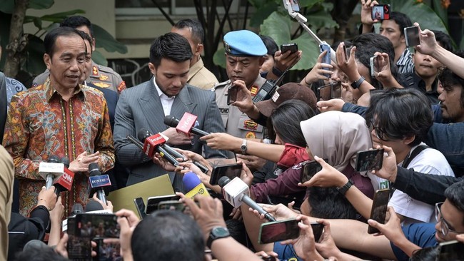 Kuasa Hukum Jokowi Akan Hadiri Gelar Perkara Khusus Kasus Ijazah Palsu Pengacara Jokowi akan menghadiri gelar perkara khusus kasus ijazah palsu di Bareskrim. Namun, dia bilang Jokowi tak akan hadir karena diwakili kuasa hukum.