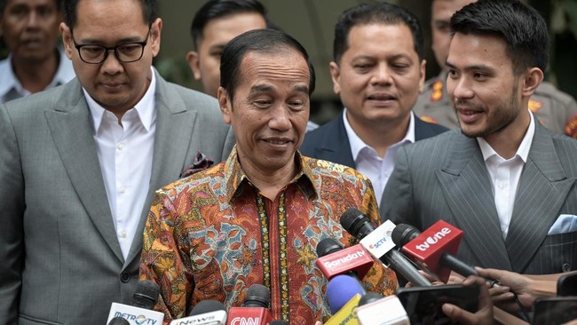Jokowi mempertimbangkan maju sebagai calon ketua umum PSI di 2025. Dia sedang berhitung peluang menang jika maju dalam pemilihan ketua umum PSI.