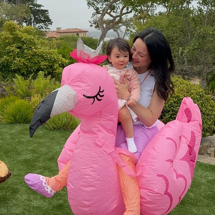 <p>Kini, sang putri yang hampir genap berusia 2 tahun itu semakin tampil menggemaskan. Hal tersebut diketahui langsung melalui beberapa foto dan video yang diunggah sang aktris di Instagram pribadinya. (Foto: Instagram@julstelle)</p>