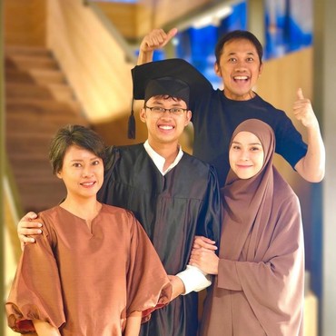 Potret Kompak Hanung Bramantyo dan Mantan Istri Hadiri Wisuda Anak