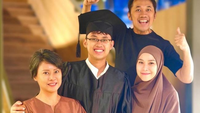 Potret Kompak Hanung Bramantyo dan Mantan Istri Hadiri Wisuda Anak