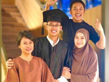 img-title Potret Kompak Hanung Bramantyo dan Mantan Istri Hadiri Wisuda Anak