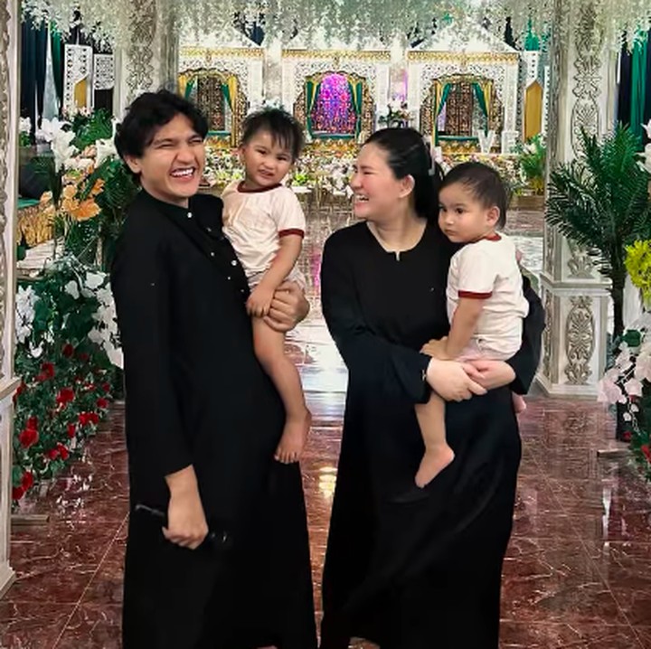 <p>Artis Masayu Clara dikaruniai putra kembar yang lahir pada 9 Agustus 2023, Bunda. Mereka pun memiliki nama yang unik, yakni Lam Agartha Poeteu Harta Yudana dan Vee Agartha Poeteu Harta Yudana. (Foto: Instagram: @masayuclara)</p>