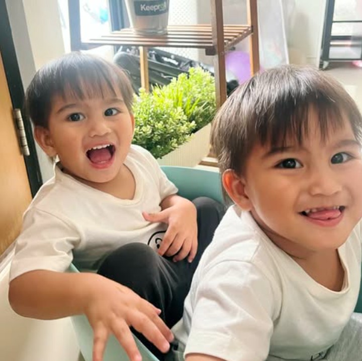<p>Tidak sedikit netizen yang berhasil dibuat gemas oleh tingkah laku Lam dan Vee nih, Bunda. Mereka pun mendoakan agar keduanya selalu diberikan kesehatan. (Foto: Instagram: @masayuclara)</p>
