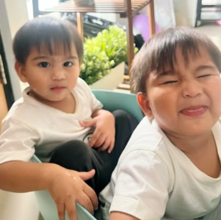 <p>Sejak kehadiran si bungsu, Masayu pun merasa Lam dan Vee tumbuh sangat cepat. Ia tidak menyangka keduanya sudah besar dan hampir genap dua tahun. (Foto: Instagram: @masayuclara)</p>