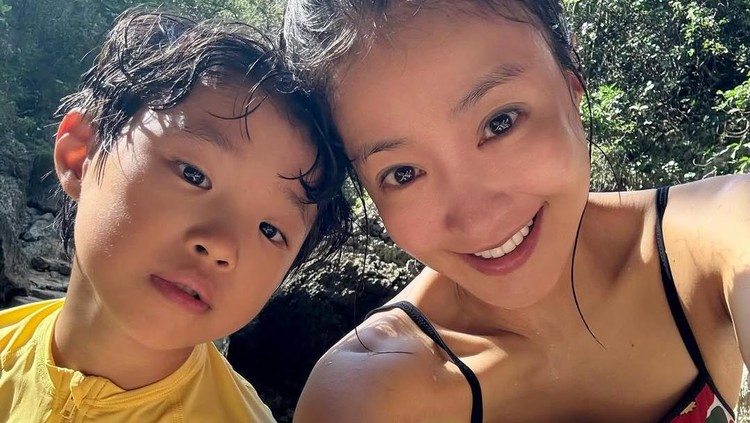 Lee Si Young liburan bersama anaknya setelah cerai dari suami konglomerat