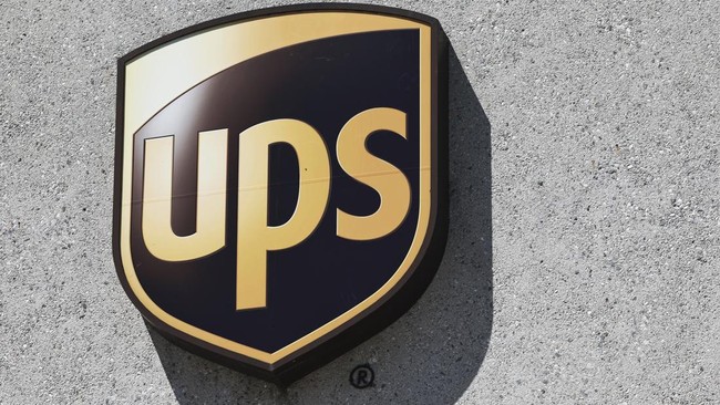United Parcel Service (UPS) mengumumkan akan melakukan pemutusan hubungan kerja (PHK) terhadap 20 ribu pekerja dan menutup 73 fasilitas operasional.