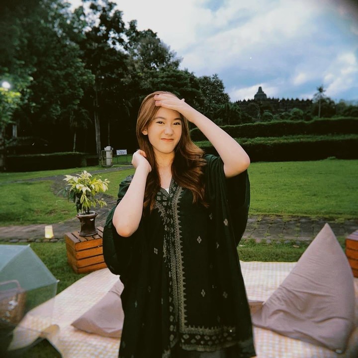 <p>Paras Mikhaela yang cantik mirip artis Korea ini menuai pujian dari netizen. Banyak yang bilang, wajah Mikhaela mirip dengan sang Bunda. "Cantik bangeett Mikha," tulis akun @rt***. "Secantik ibu nya," ujar @ma***. (Foto: Instagram @nafaurbach/ @mikhaela.lee)</p>