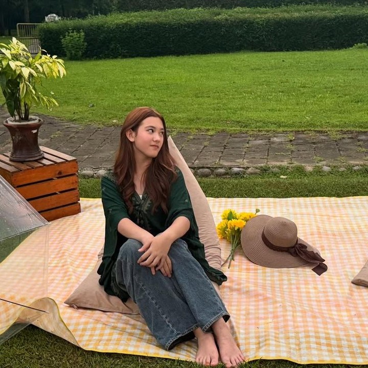 <p>Seperti kebanyakan anak remaja lain, Mikhaela juga memiliki akun media sosial Instagram. Mikhaela pernah mengunggah foto selfie dan kerap membagikan aktivitas sehari-harinya di media sosial. (Foto: Instagram @nafaurbach/ @mikhaela.lee)</p>
