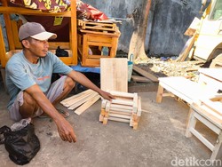 Ozi dan Amanah Ortu yang Dirawat di Lapak Meja Kayu