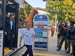 Ikuti Ingub ASN Wajib Naik Transportasi Umum, Pramono Naik TransJ Hari Ini
