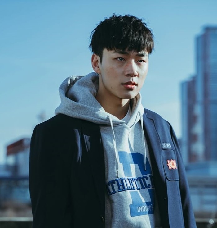 Sang aktor memerankan karakter Go Hyun Tak, sahabat Park Hu Min (Ryeoun) sekaligus mantan atlet taekwondo. Di akhir cerita, ia bersama teman-temannya di SMA Eunjang berhasil memenangkan pertarungan dan menghancurkan aliansi./ Foto: instagram.com/netflixkr