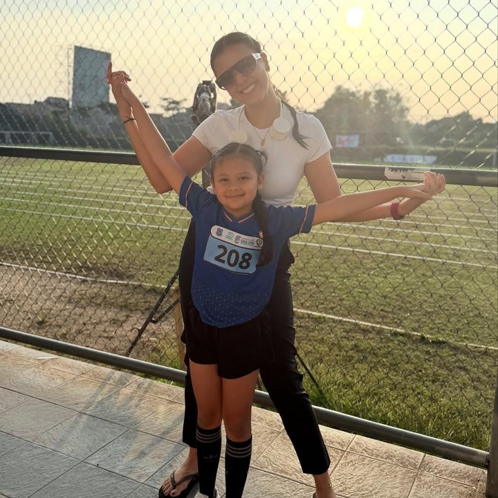 <p>Sharena pun turut memberikan ungkapannya di kolom komentar, Bunda. Ia mengaku sangat bangga kepada sang putri karena sudah mau mengikuti seleksi dan bertahan di lapangan. (Foto: Instagram: @sea__dedari)</p>