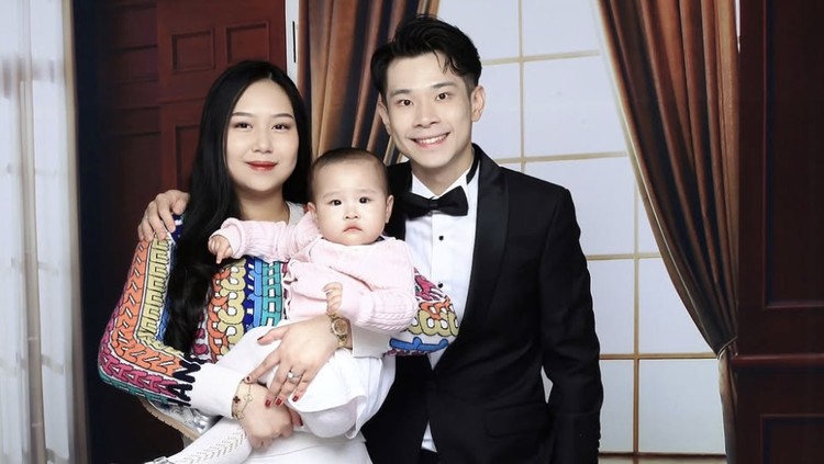 Sisca Kohl Cicip Cokelat Dubai Viral hingga Mukbang Mie Topping Emas