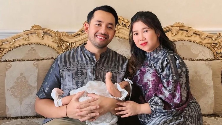 Kiky Saputri menceritakan pengalaman jadi busui dan kembali bekerja&period; Kiky mengaku berat dan tertantang harus meninggalkan putrinya&period; Simak ceritanya yuk Bunda&period;