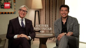 VIDEO: Cerita Paul Feig dan Henry Golding soal Another Simple Favor