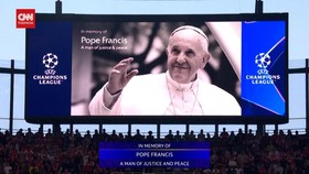 VIDEO: Arsenal-PSG Beri Penghormatan Terakhir untuk Paus Fransiskus