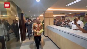 VIDEO: Momen Petugas Terima Laporan Jokowi di SPKT Polda Metro Jaya