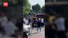 VIDEO: Sejumlah Pria Bawa Senapan di Kemang, Diduga Berebut Lahan
