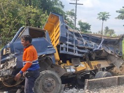 Truk Ringsek Tertabrak KA Ijen Ekspress di Jember, Sopir Dilarikan ke RS