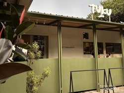 Rela Antre Lama di Toko Kopi Hits Bandung