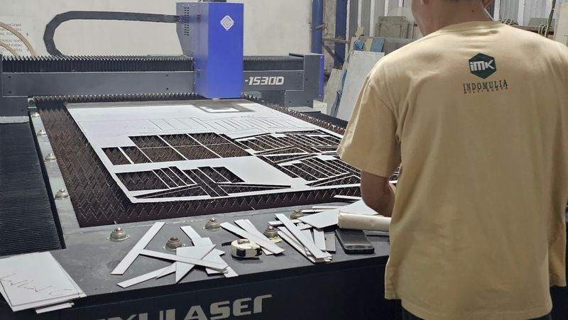 Di dunia industri dan periklanan, teknologi laser cutting dan CNC router kini jadi andalan untuk menciptakan produk dengan presisi tinggi dan hasil super cepat.