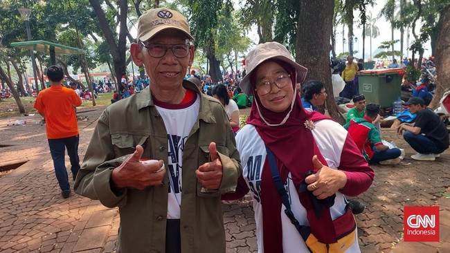 Aksi peringatan May Day 2025 dihadiri ribuan massa buruh dari berbagai wilayah, termasuk sepasang lansia Asimin dan Amroh.