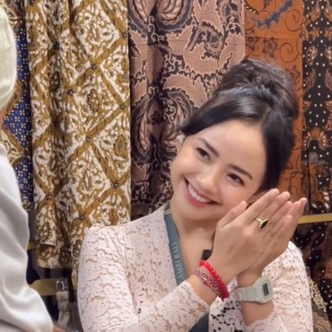 Ayu Puspa Ungkap Sosok Penting di Balik Video Viral Tren Kim Seon Ho Smile Challenge