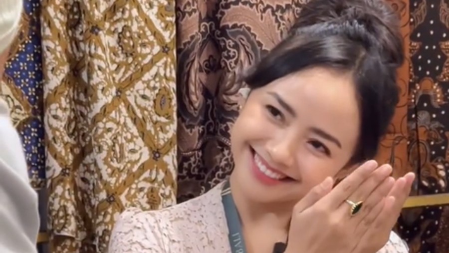 Ayu Puspa saat menghibur anak dengan tren Kim Seon Ho smile challenge&period; Videonya pun viral di medsos&period; &lpar;Instagram &commat;hallopuspa&lowbar;&rpar;