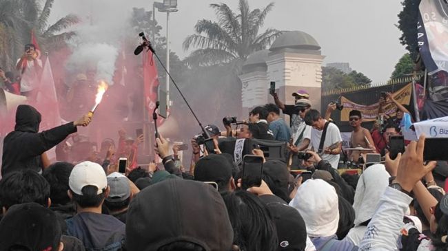 The Brandals membawakan sejumlah lagu mereka saat ikut aksi May Day di depan DPR seperti Jari Kasar, 24.00 Lewat, dan Awas Polizei!.