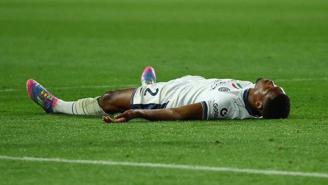 Denzel Dumfries Jadi Mimpi Buruk Barcelona di Liga Champions Denzel Dumfries jadi sosok yang paling merepotkan Barcelona dalam laga leg pertama semifinal Liga Champions di Estadio Olimpico Lluis Companys.