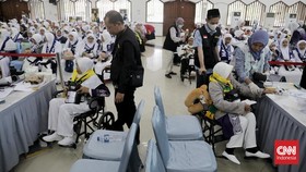 FOTO: Calon Jemaah Haji Mulai Memasuki Asrama Haji Pondok Gede