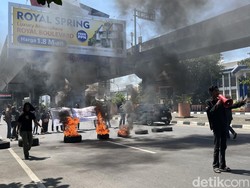 Ada Demo Peringatan Hari Buruh di Depan Kantor Disnaker Makassar, Lalin Macet
