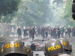 Video: Aksi Demo Buruh di Bandung Diwarnai Kericuhan
