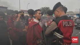 Sejumlah Orang Diamankan Polisi Usai Bubarkan Aksi May Day Depan DPR