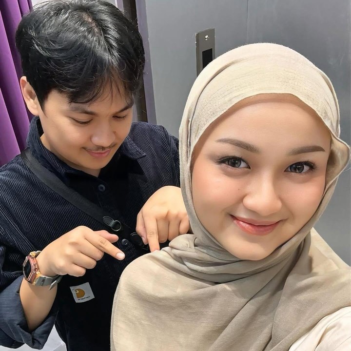 <p>Kabar bahagia datang dari Komedian Stand Up Fatih Andhika atau yang lebih dikenal dengan panggilan Ate. Ia baru saja melamar sang kekasih, Allysa Fatkhia Firdausa, dengan cara yang unik. (Foto: Instagram@fatihandhika)</p>