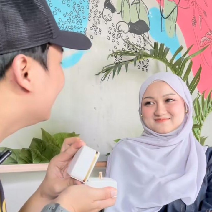 <p>Sang kekasih pun menjawab pertanyaan Ate dengan tertawa. Namun, siapa sangka? Ternyata pria 32 tahun itu langsung mewujudkan keinginan sang kekasih dan mengeluarkan cincin untuk melamarnya. “Kamu tahu enggak cita-cita aku apa? Pengen ngewujudin cita-cita kamu. <em>Will you marry me</em>?” ungkap Ate. (Foto: Instagram@fatihandhika)</p>